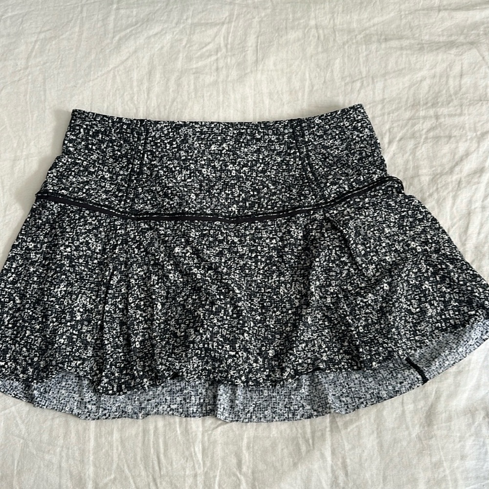 Lululemon Lost In Pace Skirt Daisy Dust Alpine White Black/Black size 6